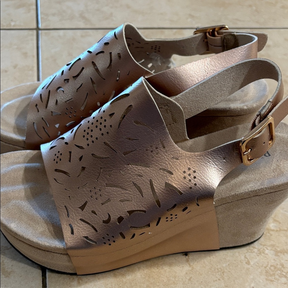 Elegant Women's metallic rose gold Tan Wedge Sandals